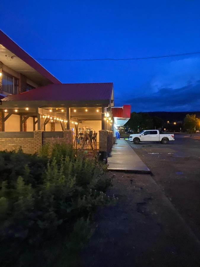 Lakewood Inn 100 Mile House Exterior photo