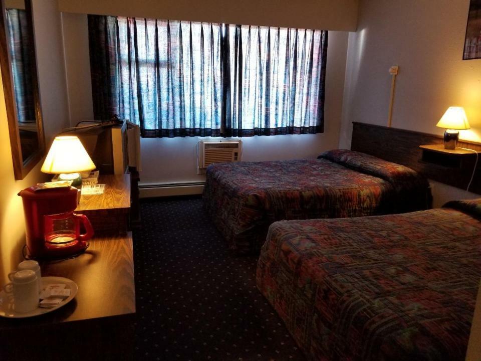 Lakewood Inn 100 Mile House Exterior photo